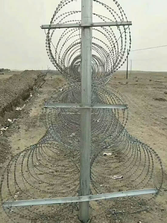 Concertina razor barbed wire barrier with bracket for mobile security fencing barrier